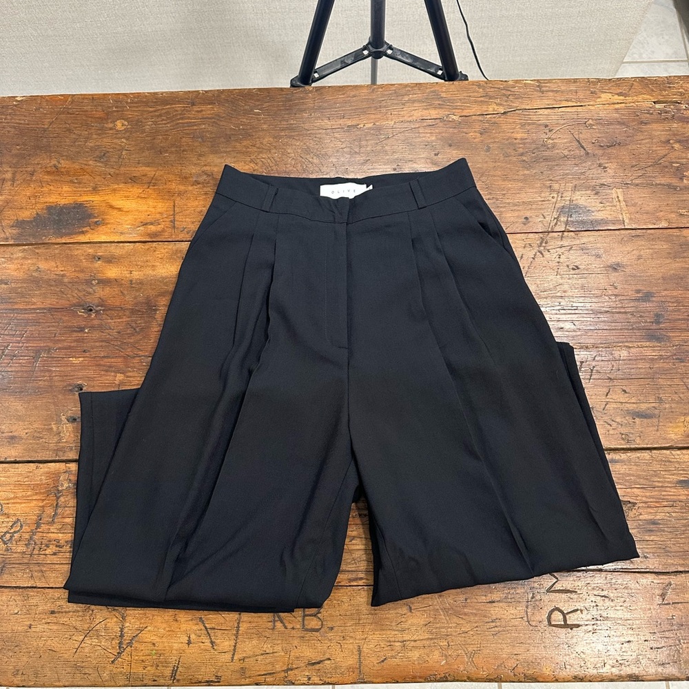 Women’s Black pleated pants